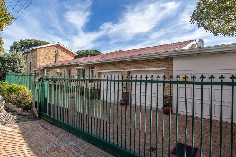 4 Bedroom Property for Sale in Bergvliet Western Cape